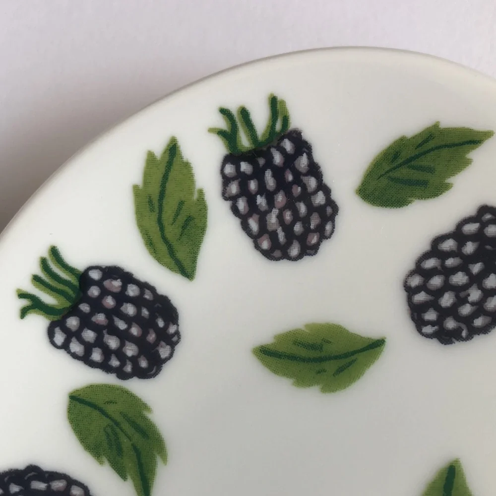 Williams Sonoma Heart Shaped Strawberry And Blackberry Dessert Plates
